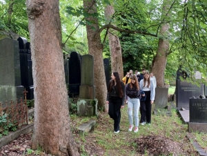 DS na židovském hřbitově