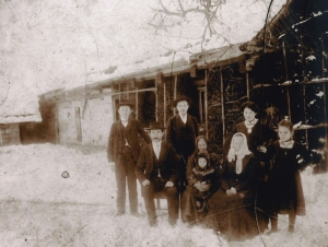 Rodina Josefa Lišky před domem v Malé Skále Záborčí, čp. 13, nedatováno, archiv rodiny Steinerových