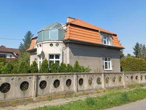 Vila v Brandýse nad Labem – Staré Boleslavi, ulice 5. května, čp. 11, ve které v letech 1928 – 1948 žila rodina generála Lišky, pohled z ulice Dobrovského