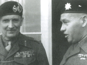 S britským polním maršálem Bernardem Montgomerym, Wormhout, Francie, archiv rodiny Steinerových