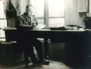 Alois Liška v pracovně na velitelství brigády ve Wormhoutu, nedatováno, archiv rodiny Steinerových