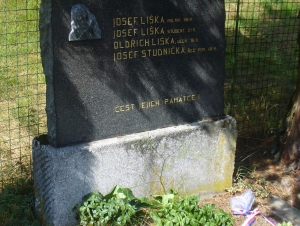 Pomník obětem druhé světové války v Malém Rohozci Mokřinách připomíná generálova staršího bratra Josefa, který zemřel v Sachsenhauenu a jeho dva syny Josefa mladšího a Oldřicha