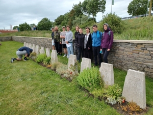 Studentky a studenti Gymnázia Turnov u hrobů padlých československých vojáků na vojenském hřbitově v Adinkerke, Belgie, červen 2024