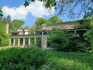 Současný stav areálu slunečních lázní v Houštce, odsud 12. 6. 1948 generál Alois Liška uprchnul do Velké Británie
