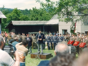 Slavnostní odhalení pomníku před rodným domem generála Lišky v Malé Skále Záborčí čp. 13, 1991, hovoří plk. Čestmír Šikola, člen výsadku Clay, archiv rodiny Steinerových