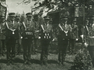 Slavnostní odhalení pomníku před rodným domem generála Lišky v Malé Skále Záborčí čp. 13, 1991, vyznamenání generála Lišky, archiv rodiny Steinerových