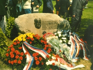 Detail pomníku před rodným domem generála Lišky v Malé Skále Záborčí čp. 13, 1991, archiv rodiny Steinerových