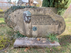 Pamětní deska před rodným domem generála Aloise Lišky v Malé Skále Záborčí čp. 13, současný stav