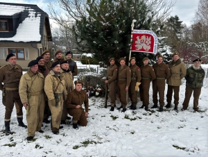 Členové klubu vojenské historie „Rota Nazdar“ u rodného domu generála Lišky v Malé Skále Záborčí čp. 13, listopad 2024