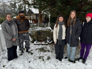 Studentky dějepisného semináře Gymnázia Turnov u rodného domu generála Lišky v Malé Skále Záborčí čp. 13, listopad 2024