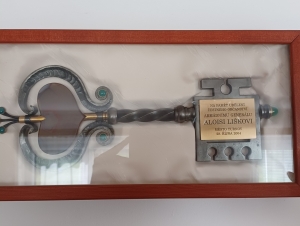 Klíč od města Turnov symbolicky věnovaný rodině u příležitosti znovuudělení čestného občanství generálu Liškovi 28. října 2004