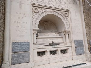 Věž zvonice v Dunkerque připomínající působení Československé samostatné obrněné brigády v letech 1944 – 1945