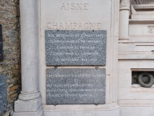 Detail pamětních desek na věži zvonice v Dunkerque