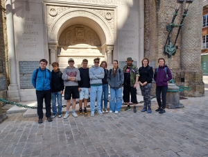 Studenti Gymnázia Turnov před věží zvonice v Dunkerque, Francie, červen 2024