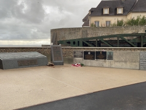Francouzský přístav Arromanches, pamětní desky připomínající operaci Overlord, foto: Martin Drobník, Gymnázium Turnov 2024