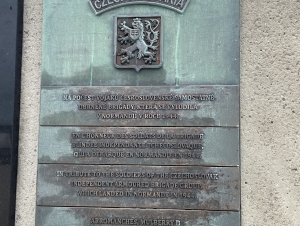 Pamětní deska připomínající vylodění Československé samostatné brigády v Arromanches, foto: Martin Drobník, Gymnázium Turnov 2024
